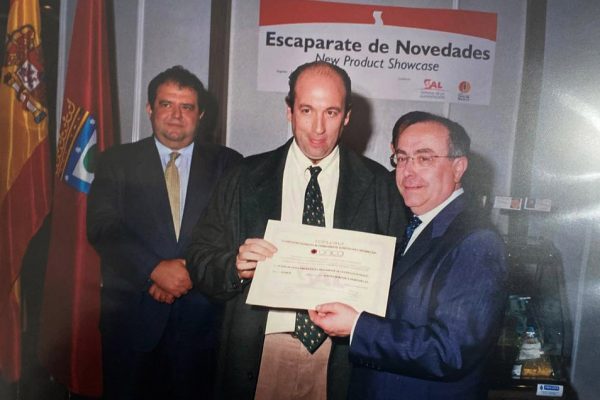 Recogiendo el Premio de Aceite de Oliva Virgen Extra procedente de cultivo ecológico